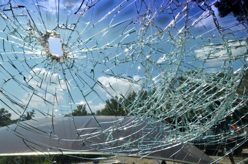 Разбили стекло в машине что делать?