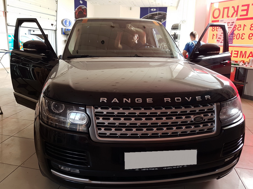 Процесс замены лобового стекла на Range Rover Vogue 2014г