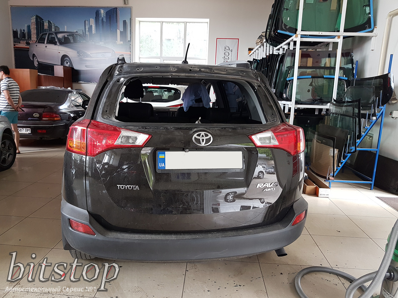 Замена ветрового и заднего стекла на Toyota rav 4 2016