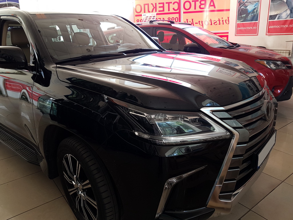 Лобовое стекло установлено LEXUS LX 570 2017