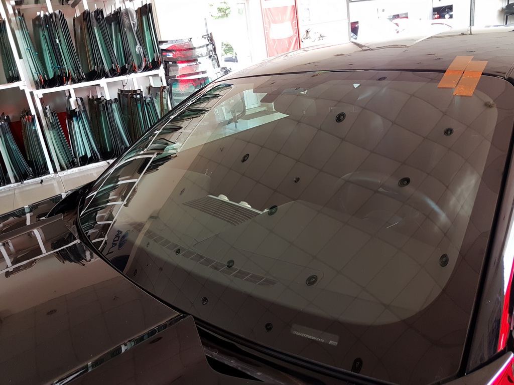 Новое лобовое стекло для Ford Mustang 2016 установлено 