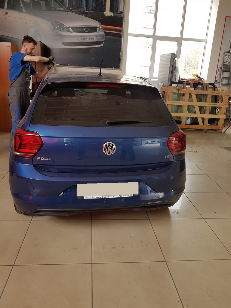 Снимаем старое лобовое стекло на VW POLO.